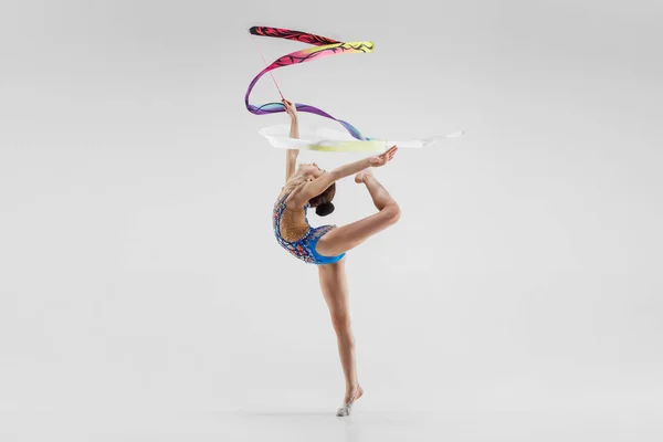 Het portret van mooie jonge brunette vrouw gymnast opleiding calilisthenics oefenen met lint — Stockfoto