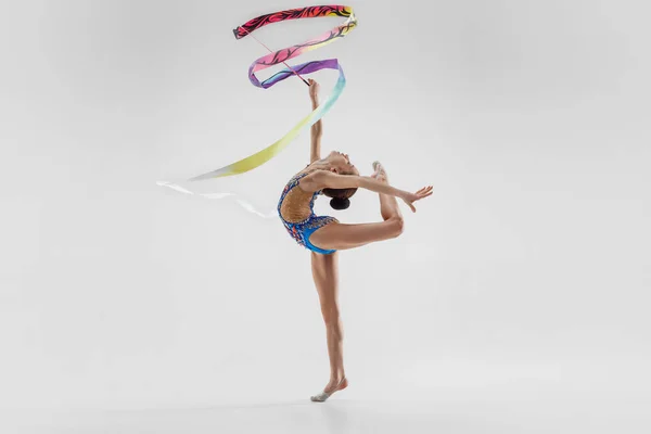 Het portret van mooie jonge brunette vrouw gymnast opleiding calilisthenics oefenen met lint — Stockfoto