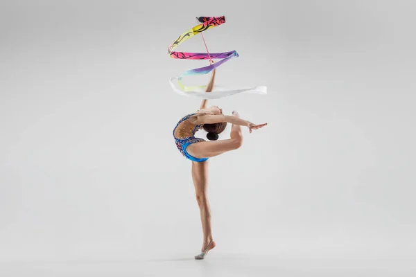 Le portrait d'une belle jeune femme brune gymnaste entraînement calilisthénique exercice avec ruban — Photo