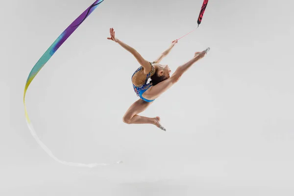 Het portret van mooie jonge brunette vrouw gymnast opleiding calilisthenics oefenen met lint — Stockfoto