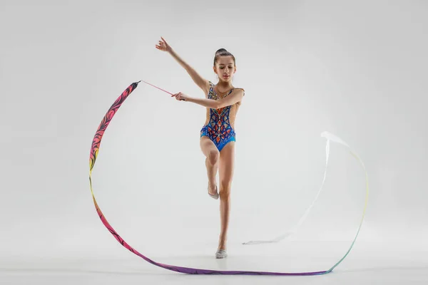 El retrato de la hermosa joven morena gimnasta entrenamiento calilistenia ejercicio con cinta —  Fotos de Stock