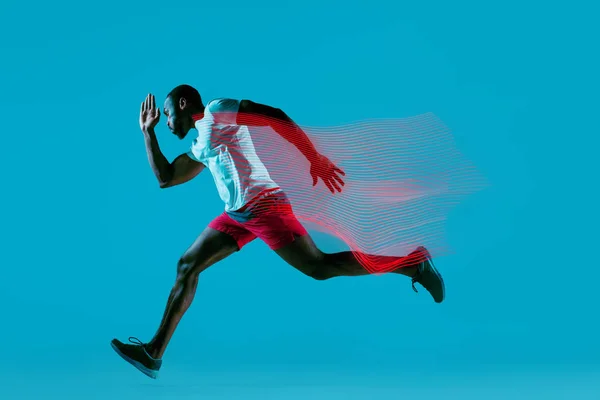 Ritratto a figura intera di giovane uomo attivo in corsa muscolare , — Foto Stock