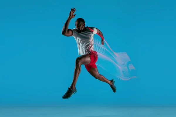 Ganztägiges Porträt eines aktiven jungen muskulösen Läufers, — Stockfoto