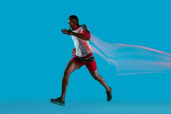 Retrato de cuerpo entero del joven activo musculoso corriendo hombre , — Foto de Stock
