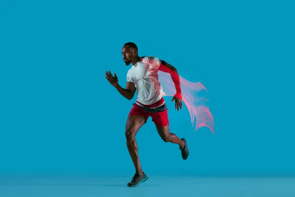 Retrato de comprimento total de jovem ativo homem de corrida muscular , — Fotografia de Stock