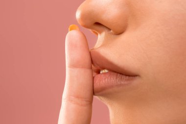 Güzel genç kadın diş diş teli ile