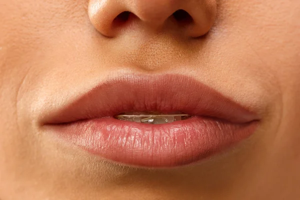 Mooie vrouw gezicht lippen neus close-up schoonheid huid zorg concept — Stockfoto