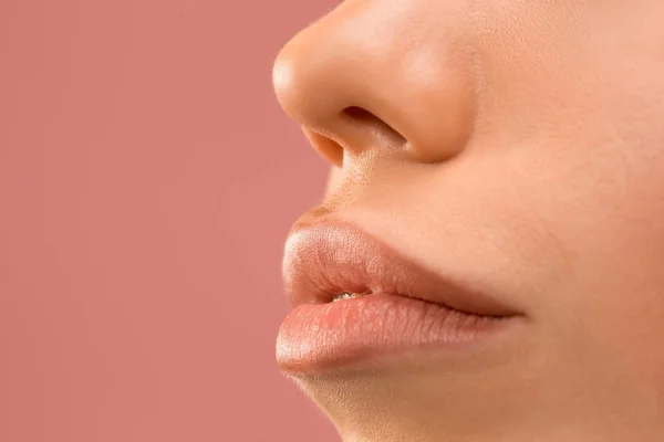 Mooie vrouw gezicht lippen neus close-up schoonheid huid zorg concept — Stockfoto