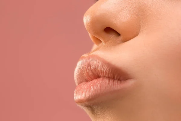 Bela mulher rosto lábios nariz closeup beleza pele cuidado conceito — Fotografia de Stock