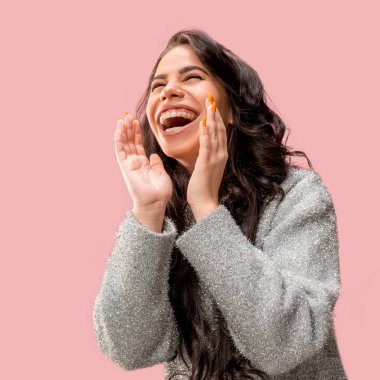 Pembe genç casual kadın stüdyoda bağırarak izole