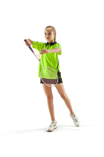 En kaukasisk ung tonåring tjej kvinna som spelar badmintonspelare isolerad på vit bakgrund — Stockfoto