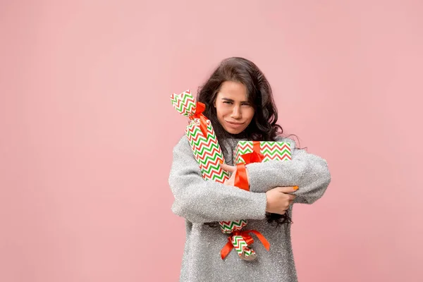 Frau mit großem, schönem Lächeln hält bunte Geschenkboxen. — Stockfoto