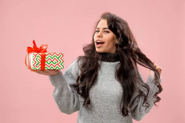 Kvinna med stora vackra leende hålla färgglada presentbox. — Stockfoto