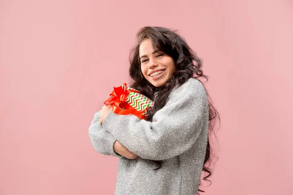 Kvinna med stora vackra leende hålla färgglada presentbox. — Stockfoto