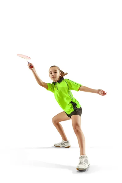 Un caucásico joven adolescente chica jugando bádminton jugador aislado en blanco fondo —  Fotos de Stock