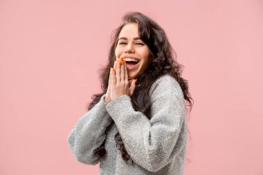 Güzel kadın sürpriz izole üzerinde pembe arıyor