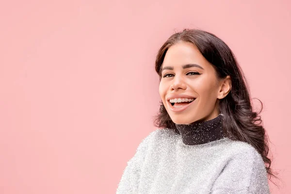 Ayakta ve pastel arka planı gülümseyerek mutlu bir iş kadını. — Stok fotoğraf