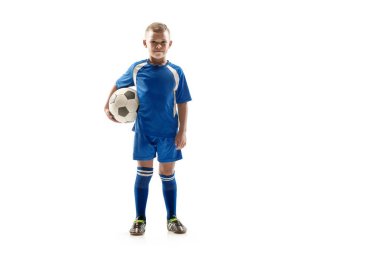 Genç çocuk futbol topu ayakta beyaz izole ile yerleştirmek