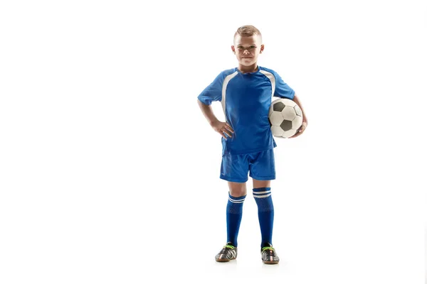 Junger fitter Junge mit Fußballball steht isoliert auf weißem Grund — Stockfoto