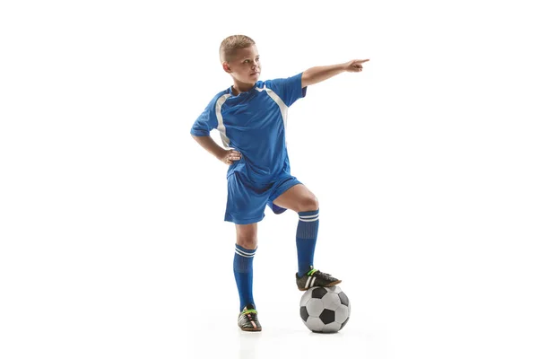 Joven chico en forma con pelota de fútbol de pie aislado en blanco — Foto de Stock