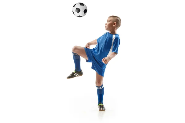 Młody chłopak z robi latania kopać piłki nożnej — Zdjęcie stockowe