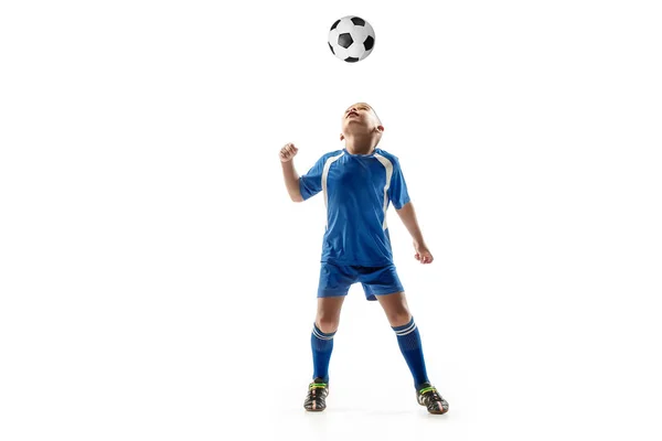 Мальчик с футбольным мячом делает удар ногой — стоковое фото