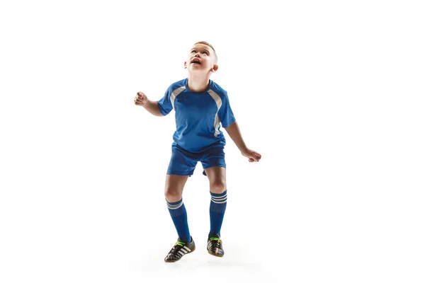 Niño con pelota de fútbol haciendo patada voladora — Foto de Stock