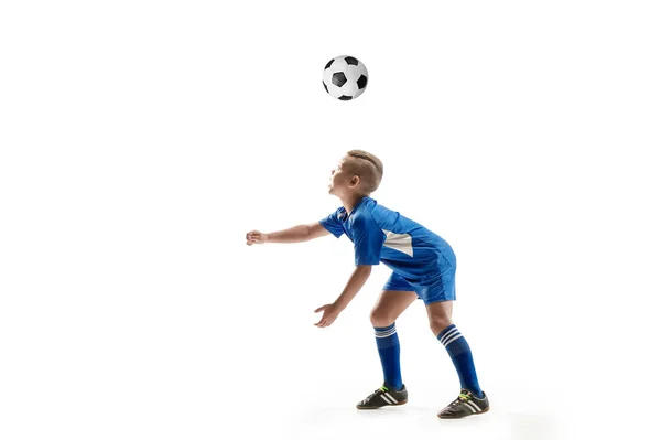 Молодий хлопчик з футбольним м'ячем робить літаючий удар — стокове фото