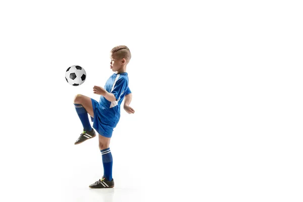 Niño con pelota de fútbol haciendo patada voladora — Foto de Stock