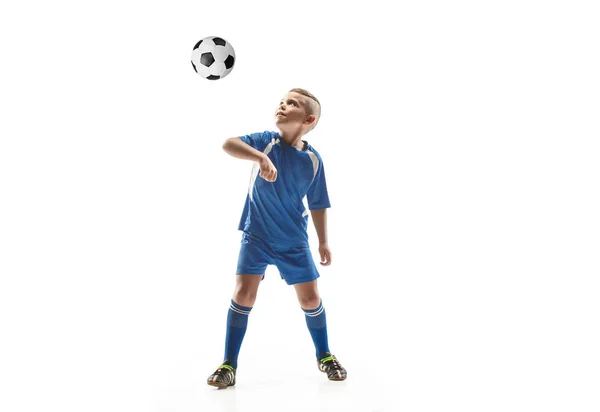 Jeune garçon avec ballon de football faisant coup de pied volant — Photo