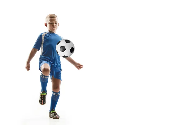 Niño con pelota de fútbol haciendo patada voladora — Foto de Stock