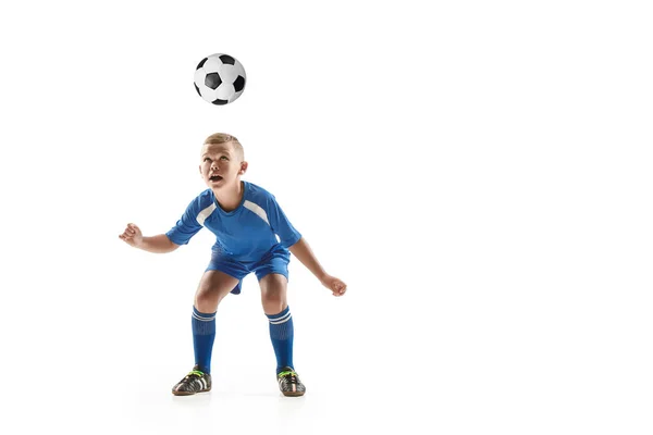 Niño con pelota de fútbol haciendo patada voladora — Foto de Stock