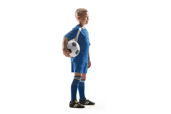 Młody chłopiec pasują piłka nożna Piłka stojący na białym tle — Zdjęcie stockowe