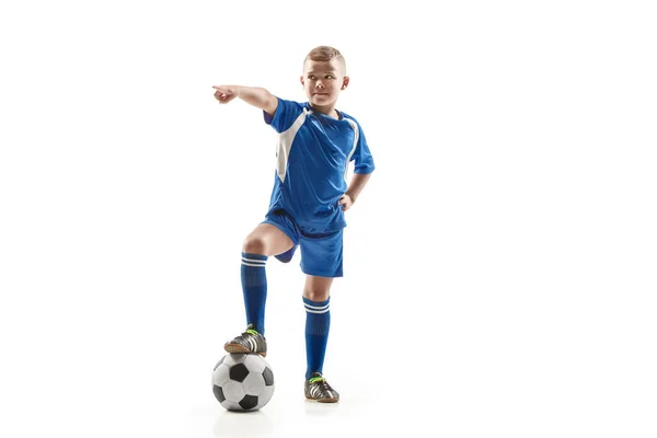 Joven chico en forma con pelota de fútbol de pie aislado en blanco — Foto de Stock