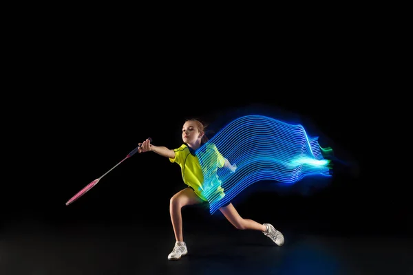 Un caucásico joven adolescente chica jugando bádminton jugador en negro fondo — Foto de Stock