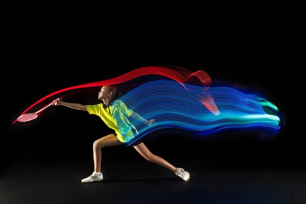 Um caucasiano jovem adolescente mulher jogar badminton jogador no fundo preto — Fotografia de Stock