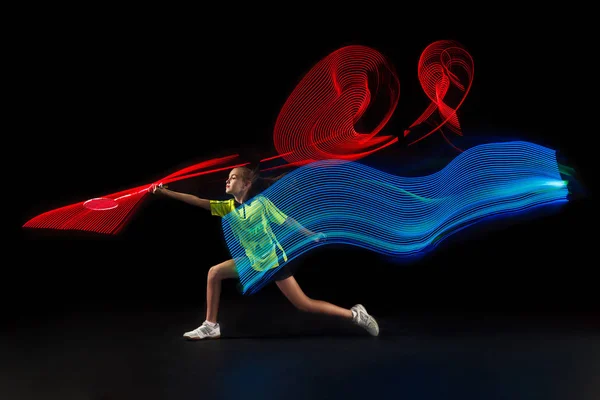 Een Kaukasische jonge tiener meisje vrouw spelen Badminton-speelster op zwarte achtergrond — Stockfoto