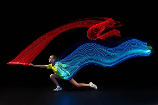 Een Kaukasische jonge tiener meisje vrouw spelen Badminton-speelster op zwarte achtergrond — Stockfoto