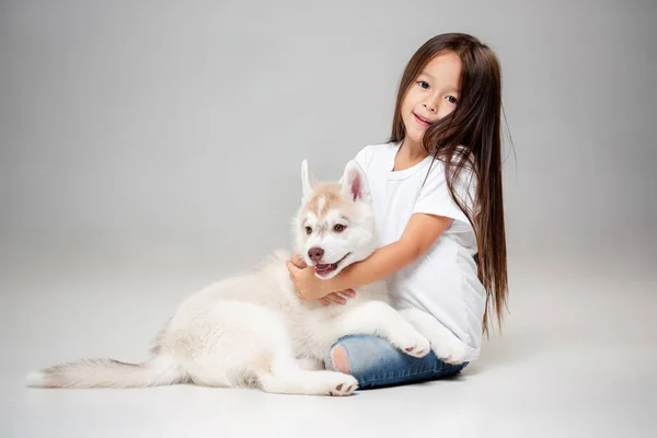 Portrait Une Petite Fille Joyeuse Amusant Avec Chiot Husky Sibérien — Photo