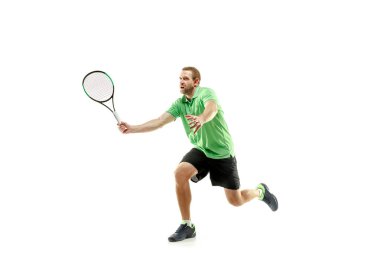 Beyaz arka plan üzerinde izole tenisçi oynayan bir beyaz adam