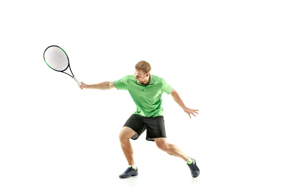 Un hombre caucásico jugando al tenis aislado sobre fondo blanco — Foto de Stock