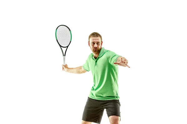 Un hombre caucásico jugando al tenis aislado sobre fondo blanco —  Fotos de Stock