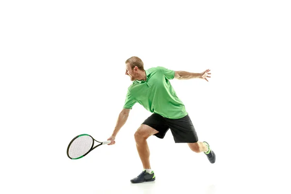 Un hombre caucásico jugando al tenis aislado sobre fondo blanco — Foto de Stock