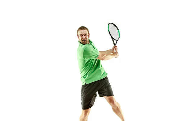 Um homem caucasiano jogando tenista isolado no fundo branco — Fotografia de Stock