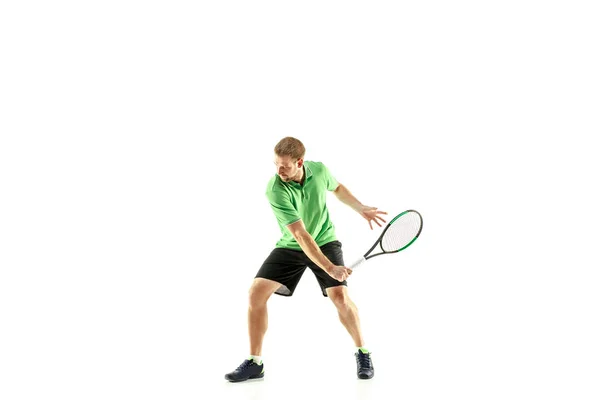 En kaukasisk man spelar tennisspelare isolerad på vit bakgrund — Stockfoto