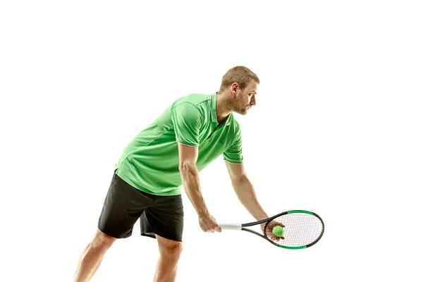 Un hombre caucásico jugando al tenis aislado sobre fondo blanco —  Fotos de Stock