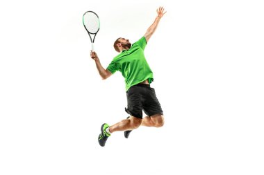 Beyaz arka plan üzerinde izole tenisçi oynayan bir beyaz adam