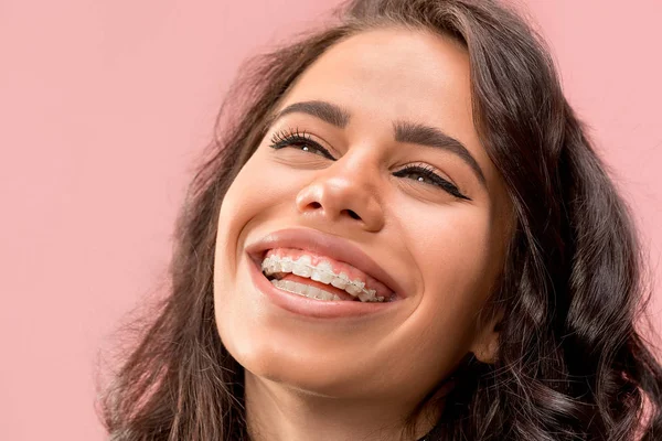 Vacker ung kvinna med tänder hängslen — Stockfoto