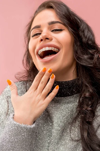Krásná mladá žena s zuby rovnátka — Stock fotografie