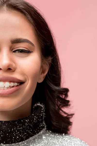 Mulher bonita com aparelho de dentes — Fotografia de Stock